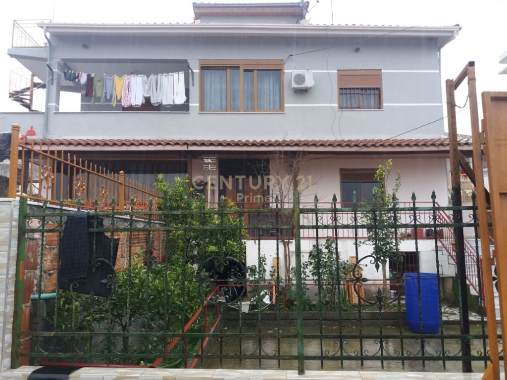 Foto e Shtëpi në shitje Kombinat, Tiranë