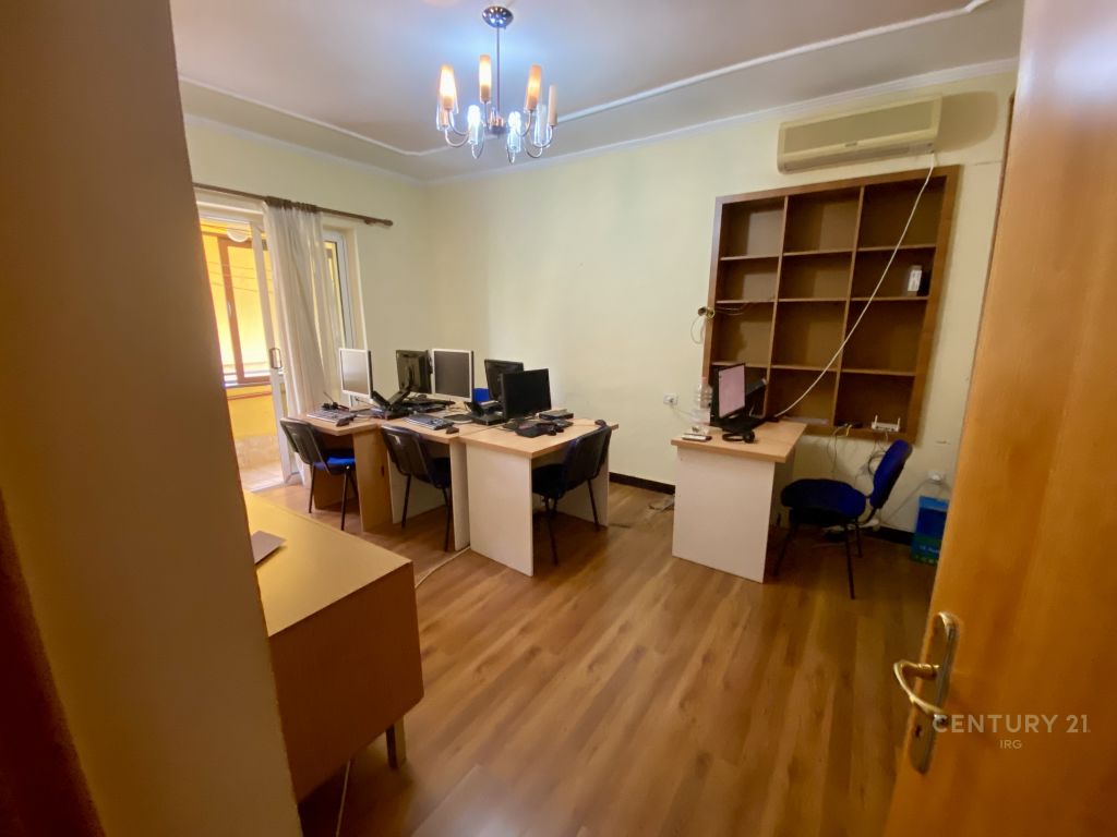 Rruga e Durresit ( Hyrja e ambasadave) - photos