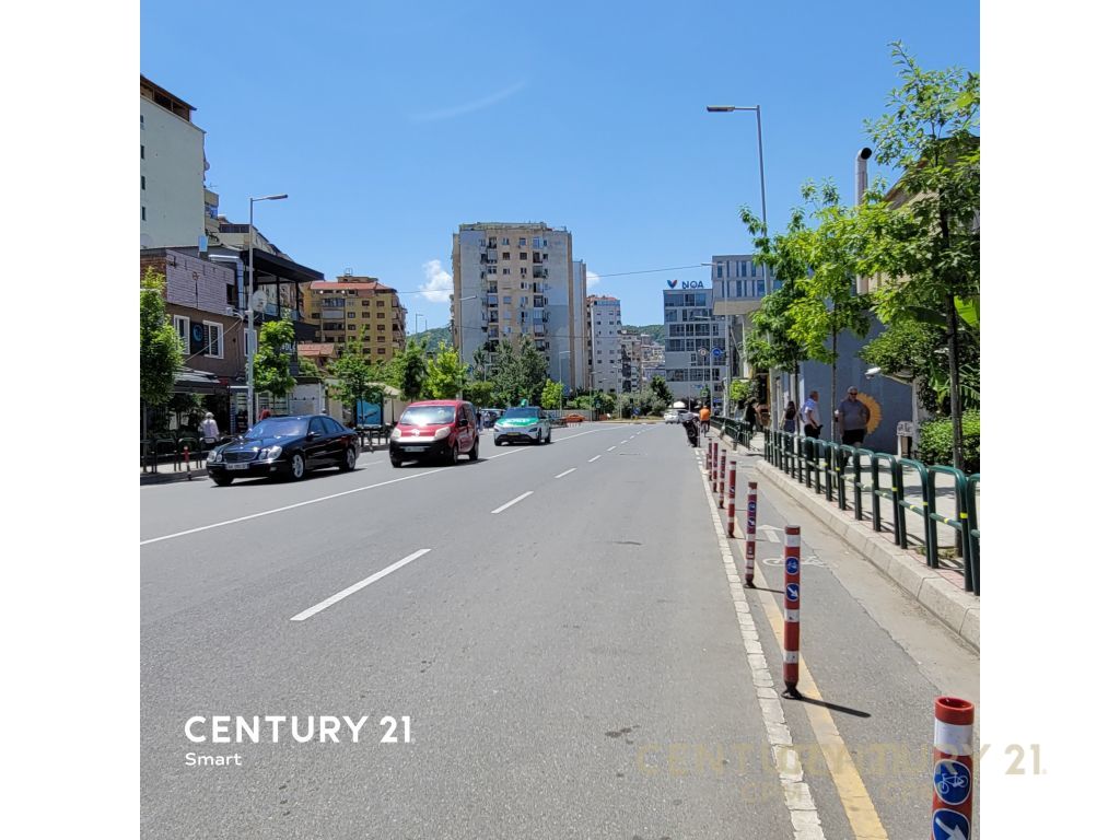 Foto e Ambient biznesi në shitje Komuna e Parisit, Tiranë