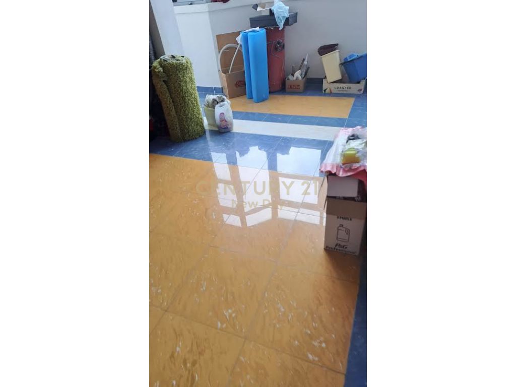 Prane Stacionit te Trenit - photos