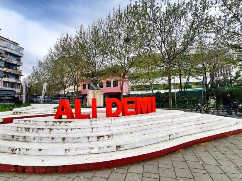 Foto e Ambient biznesi në shitje Ali Demi, Tiranë