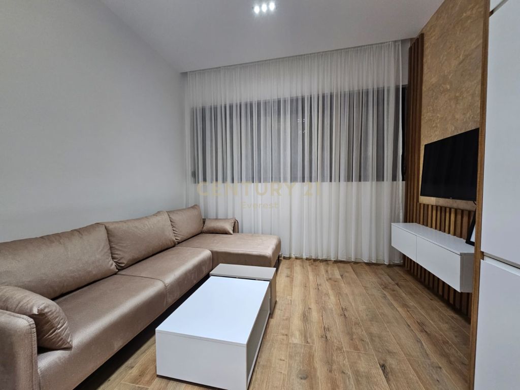 Foto e Apartment me qëra Komuna E Parisit, Tiranë