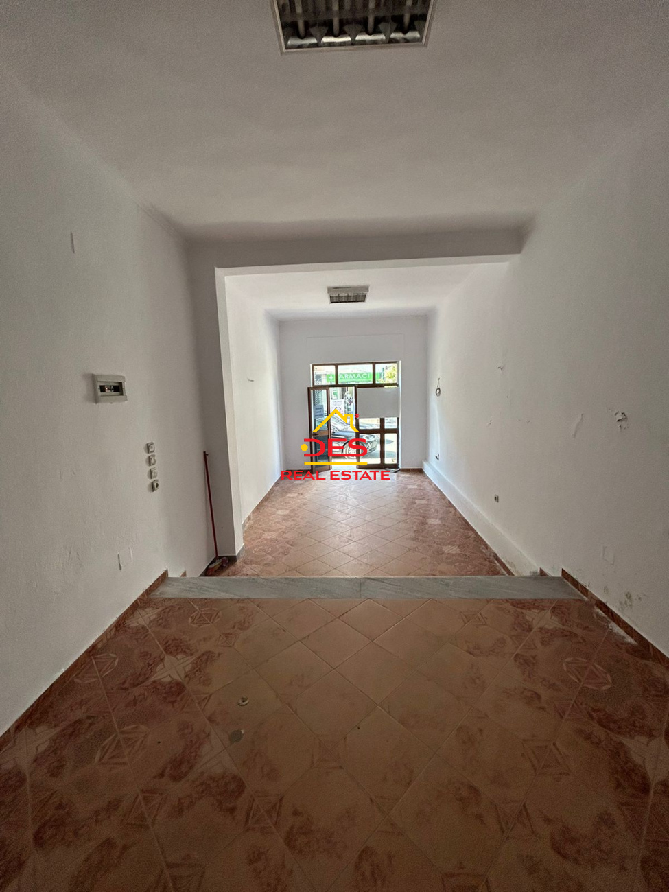 Prona pozicionohet në hyrje të Beratit 🚪 Ambienti ndodhet në katin përdhe - photos