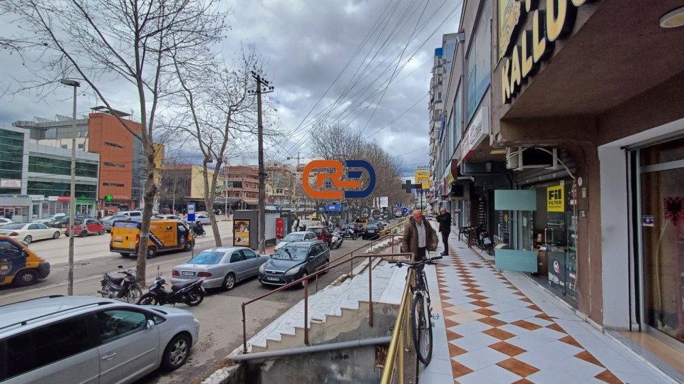 Foto e Ambient biznesi me qëra Laprake, Rruga Dritan Hoxha, Tiranë