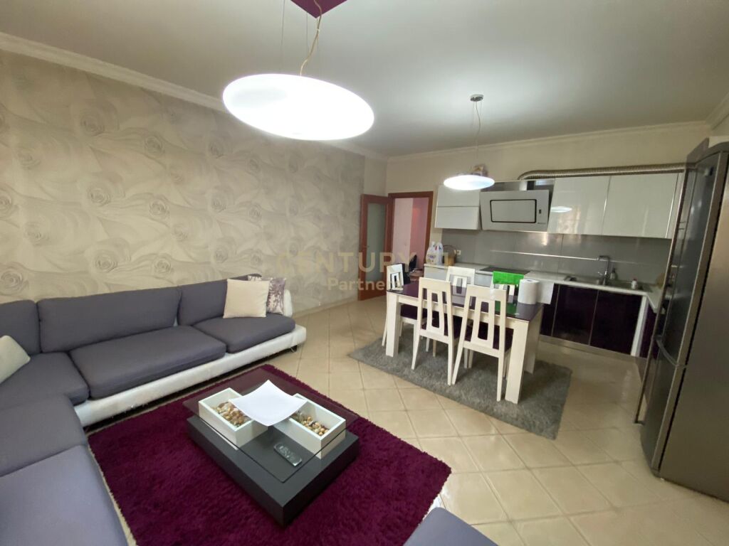 Foto e Apartment me qëra komuna  e parisit, Tiranë