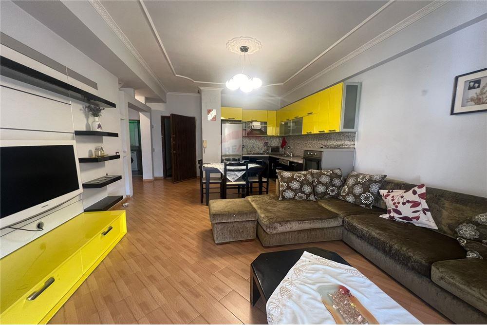 Foto e Apartment me qëra Komuna E Parisit, Rruga Dhimiter Shuteriqi, Tiranë