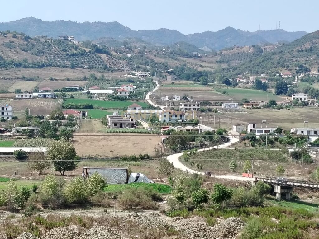 Foto e Tokë në shitje Pezë - Helmes, Menik, Tiranë