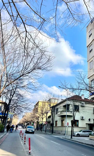 Foto e Ambient biznesi me qera Pazari Ri, Rruga Hoxha Tahsim, Tiranë