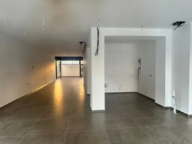 Foto e Ambient biznesi me qera Komuna e Parisit, Kristal Center, Tiranë