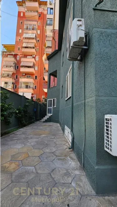 Foto e Hotel në shitje Komuna e Parisit, Tiranë