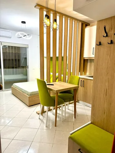 Foto e studio me qera Komune e Parisit, Tiranë