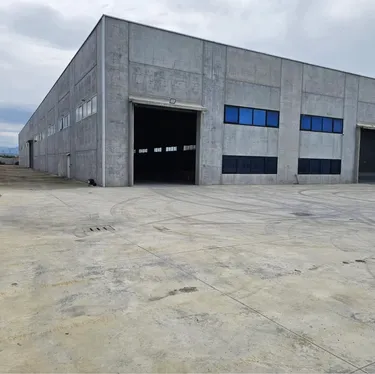 Foto e Magazin me qera Fllake, Prane “sinani Hidrosanitare”, Durrës