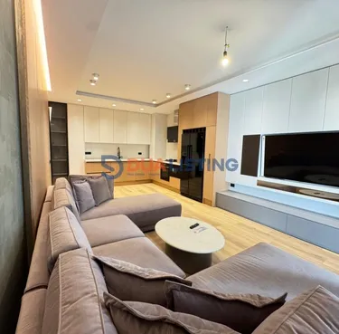 Foto e penthouse me qera Kinostudio, Tiranë