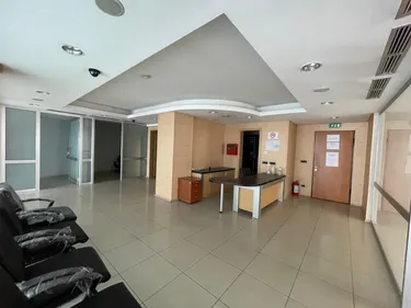 Foto e Ambient biznesi me qera Komuna e Parisit, Tiranë