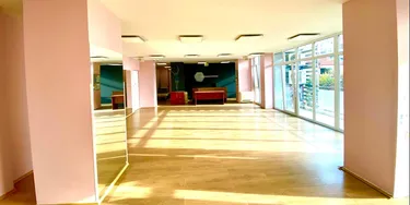 Foto e Ambient biznesi me qera Komuna e Parisit, Tiranë