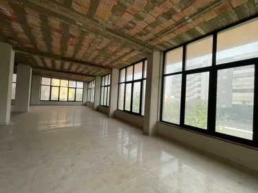 Foto e Ambient biznesi me qera Komuna e Parisit, Tiranë