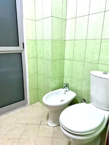 Foto e studio me qera Komuna e Parisit, Tiranë