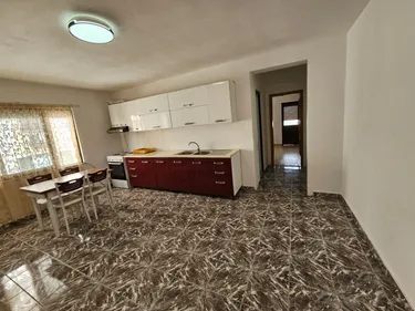 Foto e penthouse me qera Sheshi Willson, Tiranë