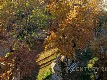Foto von commercial zum verkauf Pranë/fshat me Distance 28km Larg nga Qendra e Tiranes, Tiranë