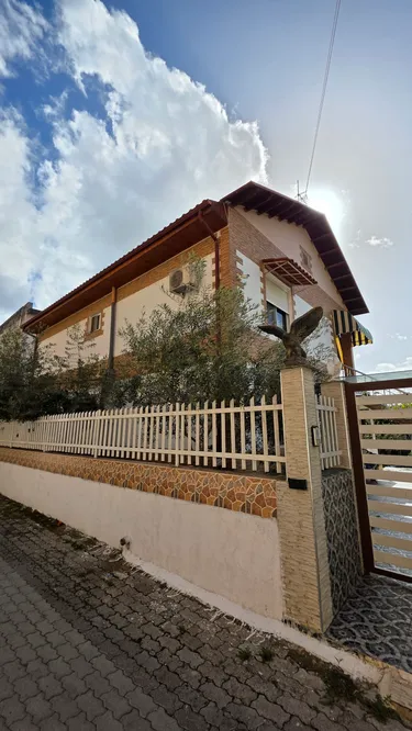 Foto e Vilë në shitje Lagja Kadri Qystri, Shkolla 4 Deshmoret, Lushnje, Lushnjë