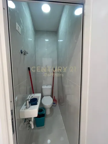Zdjęcie commercial na sprzedaż Kryqëzimi 21 Dhjetori, Tiranë