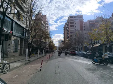 Foto di shop in vendita Rruga e Barrikadave, Tiranë