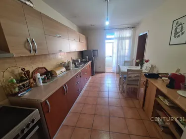 Фото Квартира на продажу Shkolla P. Nini, Tiranë