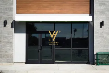 Foto av shop till salu Xhamlliku, Tiranë