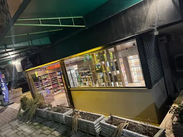 Foto e Ambient biznesi në shitje Rruga Komuna e Parisit, Tiranë