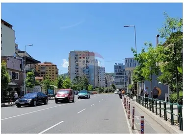 Foto e Dyqan në shitje Komuna e Parisit, Tiranë