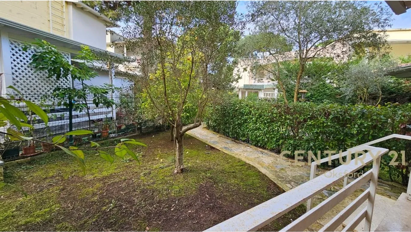 Duplex Apartment 2+1+2 with Yard for Sale in the “Lura 1” Complex, Gjiri i Lalzit